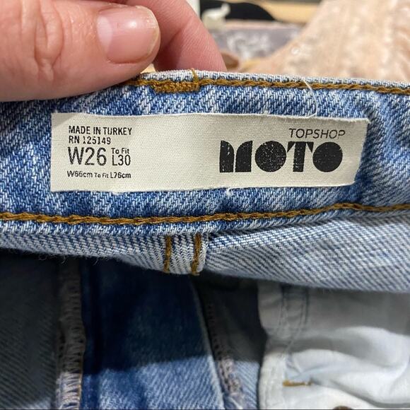 Topshop MOTO Panelled Step Hem High Rise Jeans Size 26 Light Wash Denim - Picture 8 of 9